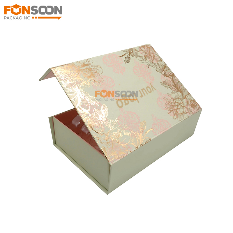 12 macarons Cardboard magnet gift box